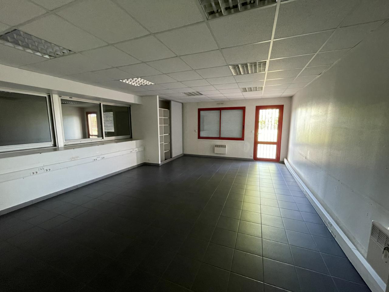 Local d'activité Vern-sur-Seiche 572m² Location local d'activité Vern-sur-Seiche Ille-et-Vilaine OLACT2313511 2